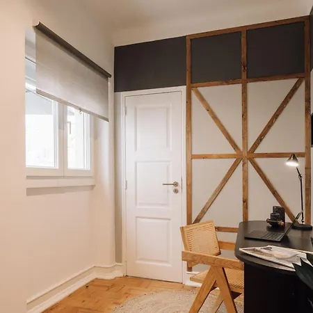 Meran - 3 Bedrooms And Terrace In Alvalade *