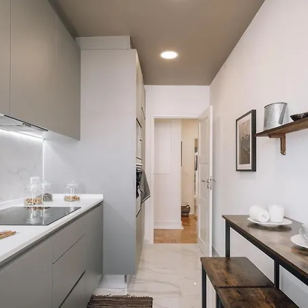 Meran - 3 Bedrooms And Terrace In Alvalade 아파트